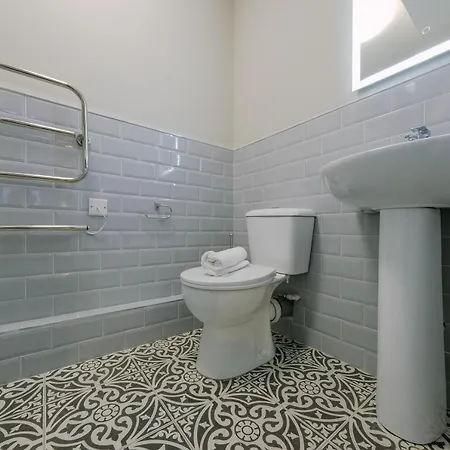 アパート Brand New One Bedroom Apartment In Fantastic Location - No 2 *